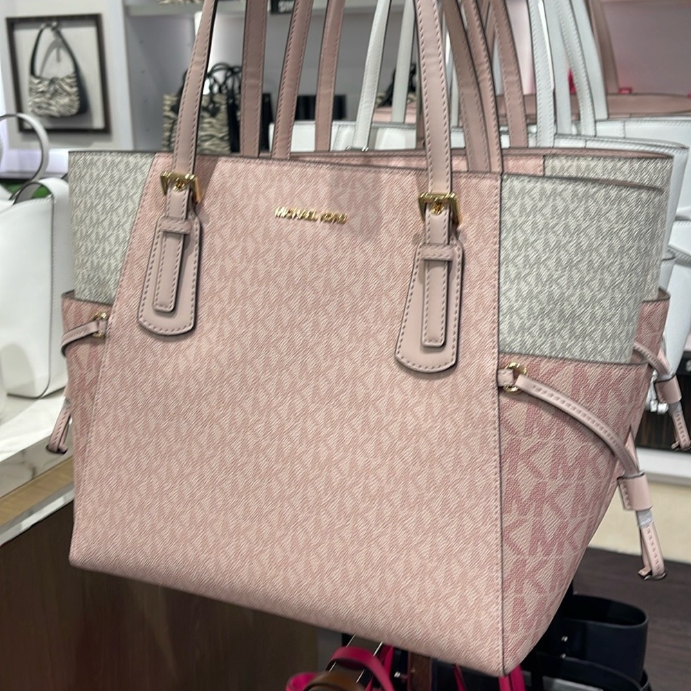 Michael Kors Voyager Large Color-Block Signature Logo Tote Bag
Powder Blush Mult - Picture 13 of 16